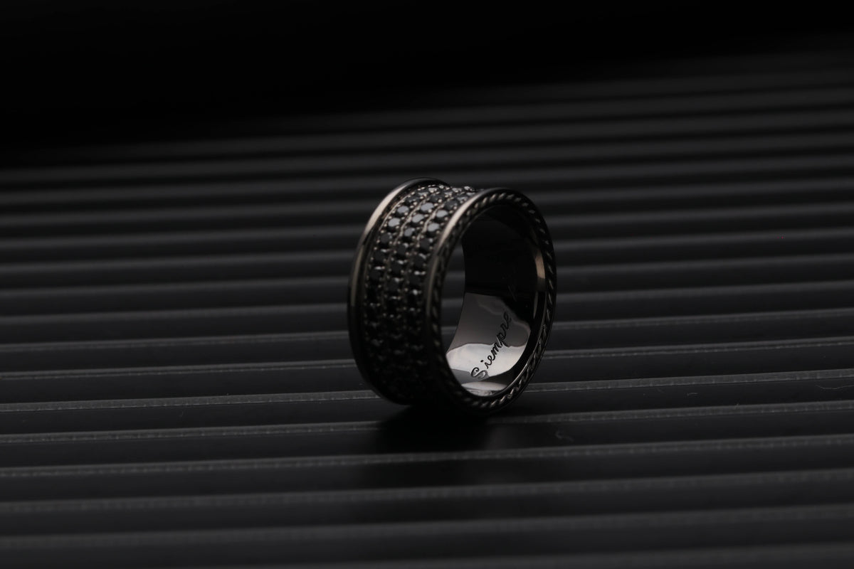 Anillo personalizado oscuro sobre fondo negro