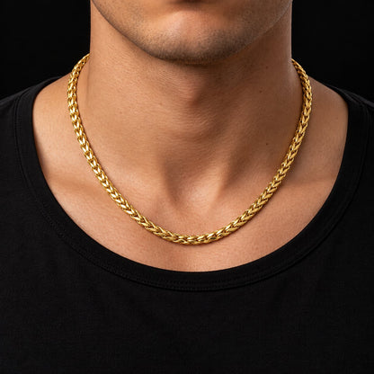 Cadena de oro tejido espiga de 5 mm puesta sobre el cuello, DP&C Joyas