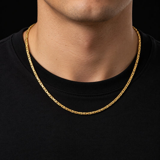 Cadena de oro tejido bizantina de 2 mm puesta sobre el cuello, DP&C Joyas