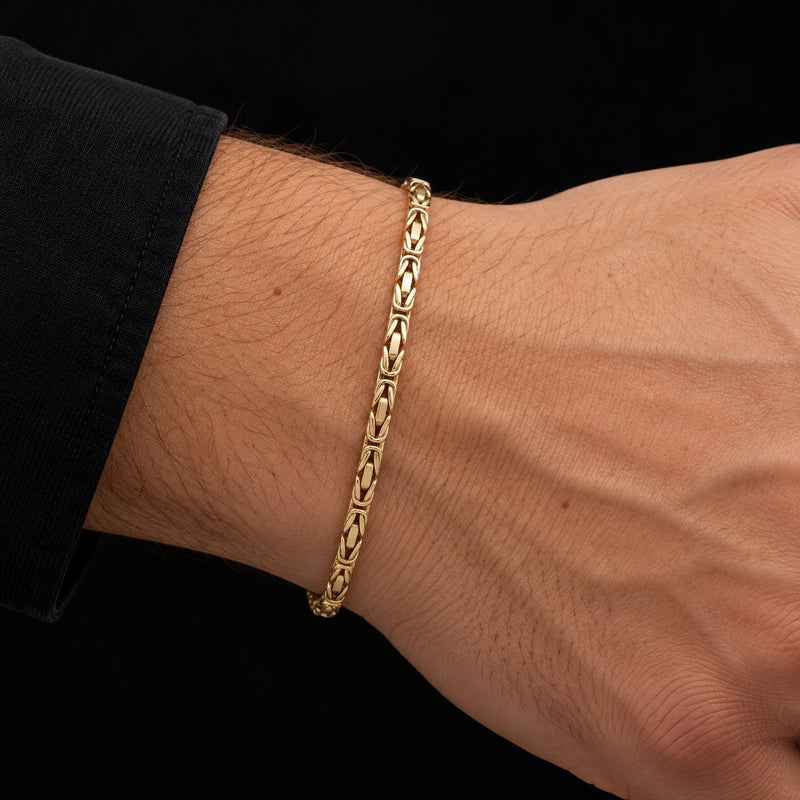 Pulso de oro tejido bizantino de 2 mm puesto en la muñeca, DP&C Joyas