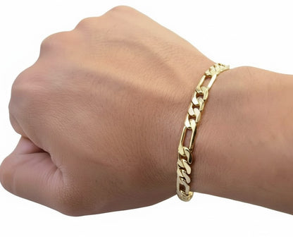 Pulso Cartier de oro grueso puesto sobre la muñeca