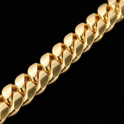 Detalle macro del tejido de eslabones de la cadena cubana de oro de 8 mm, DP&C Joyas