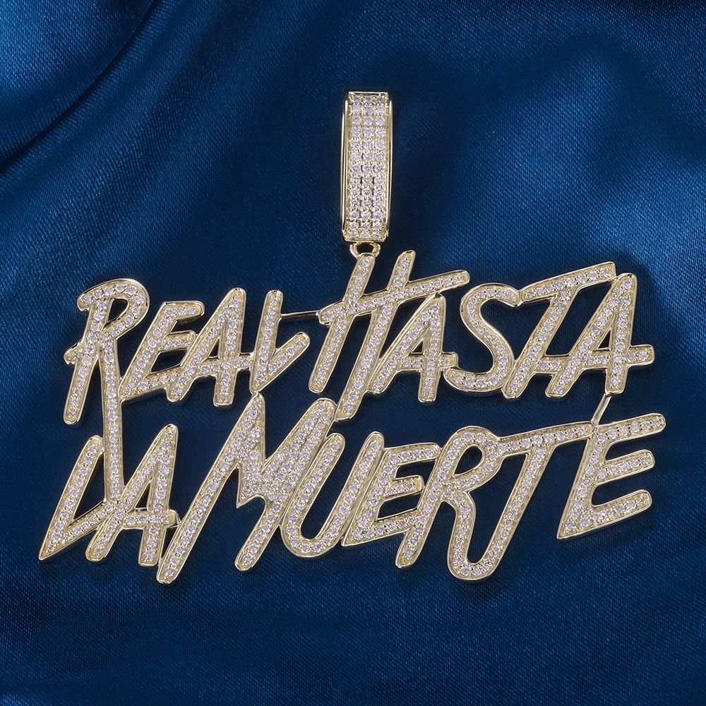 Dije personalizado con texto Real Hasta la Muerte sobre tela azul