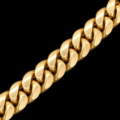 Detalle macro del tejido de eslabones de la cadena cubana de oro de 10 mm, DP&C Joyas