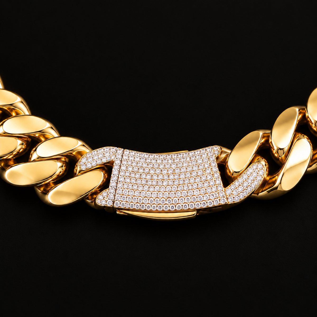 Representación del broche iced out con zirconias para cadena cubana de oro de 10 mm, sin logotipo, DP&C Joyas