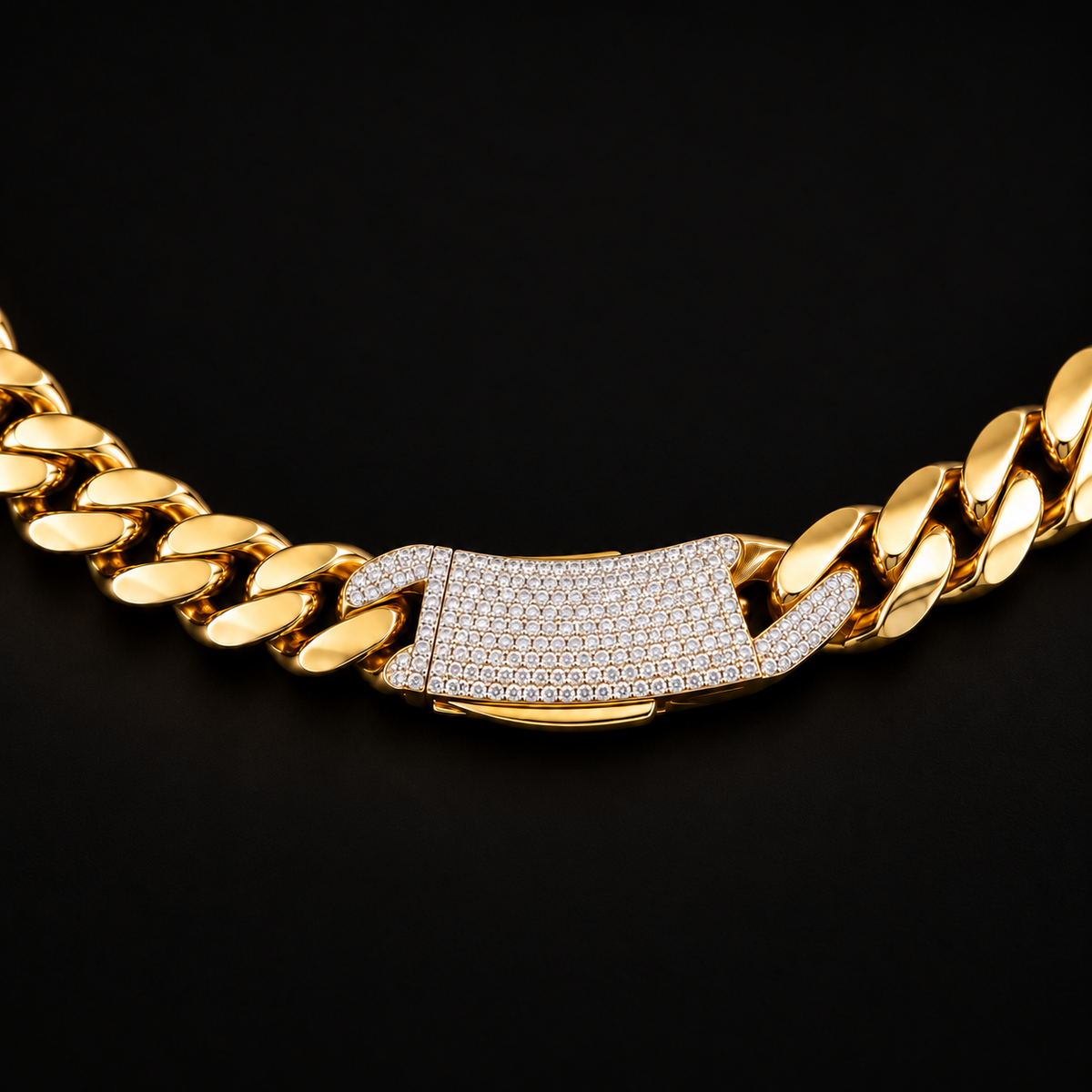 Representación del broche iced out con zirconias para cadena cubana de oro de 7 mm, sin logotipo, DP&C Joyas
