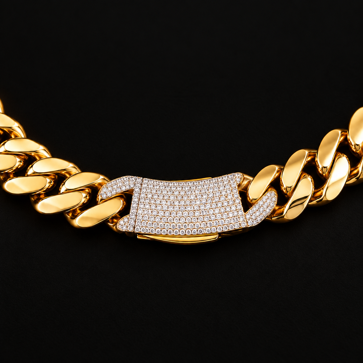 Representación del broche iced out con zirconias para cadena cubana de oro de 8 mm, sin logotipo, DP&C Joyas