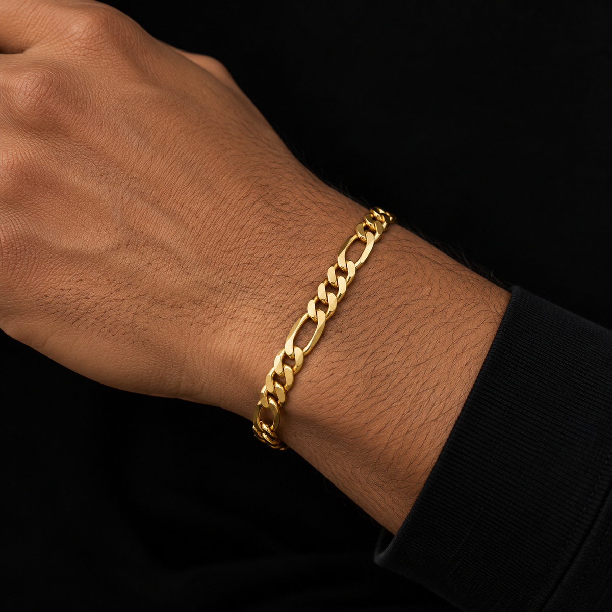Pulso Cartier de oro amarillo de 6 mm puesto en la muñeca sobre fondo negro, colección Pulsos de Oro de DP&C Joyas