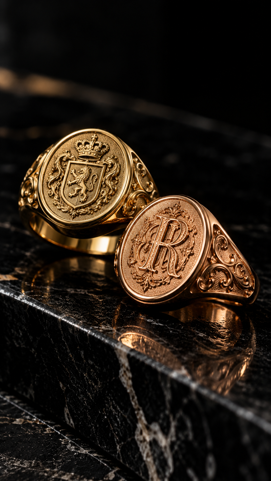 Anillos heráldicos personalizados de DP&C Joyas, con escudo y monograma sobre mármol negro