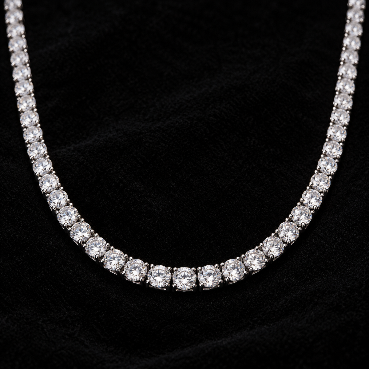 Ejemplo ilustrativo bajo pedido de cadena tennis de diamantes redondos en oro blanco sobre fondo negro
