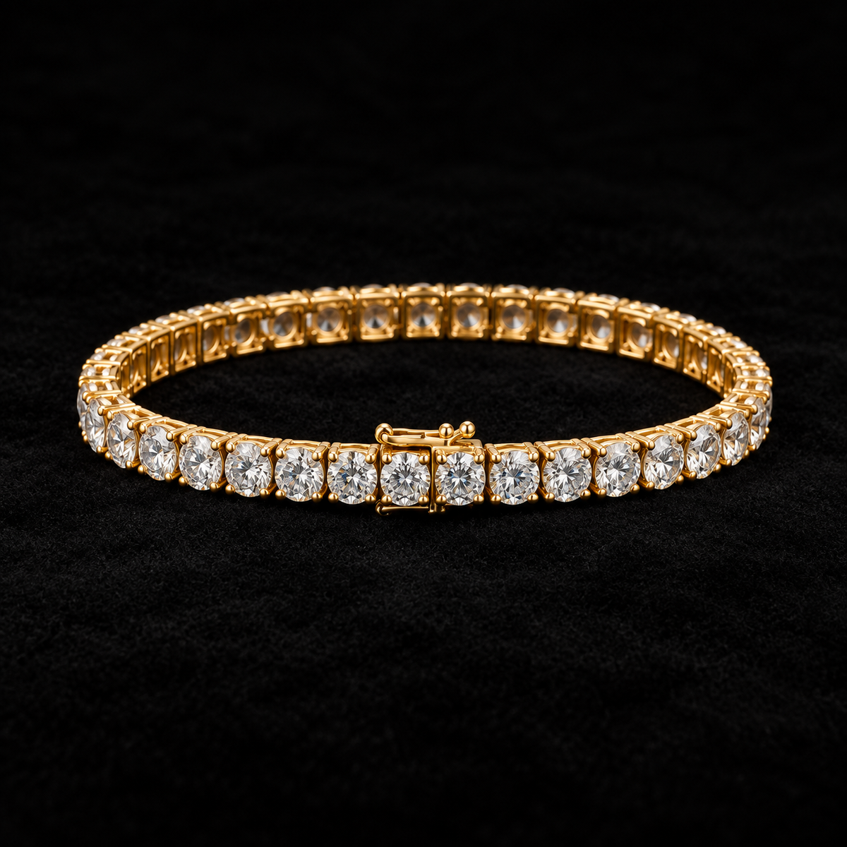 Ejemplo ilustrativo bajo pedido de pulso tennis con diamantes redondos en oro amarillo sobre fondo negro