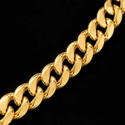 Detalle macro del tejido de eslabones de la cadena cubana de oro de 6 mm, DP&C Joyas