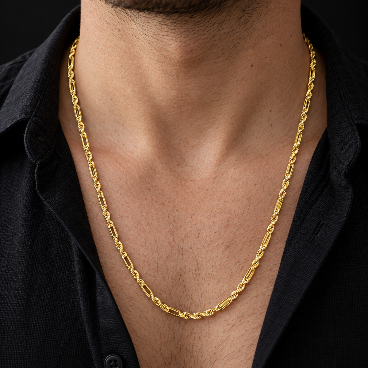 Cadena torsal fígaro de oro amarillo de 2 mm puesta en el cuello de un modelo