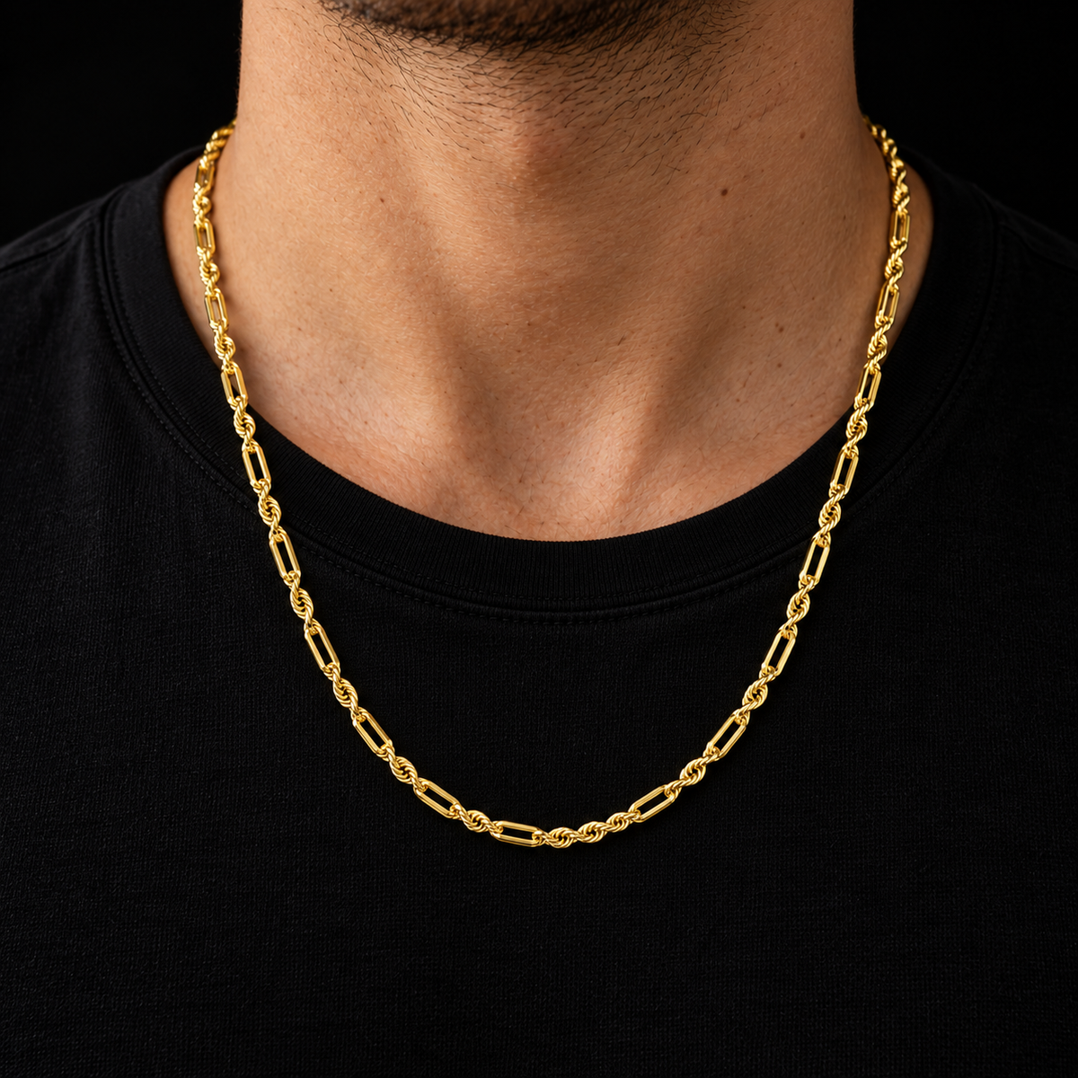 Cadena de oro tejido torsal fígaro de 2 mm puesta sobre el cuello, DP&C Joyas