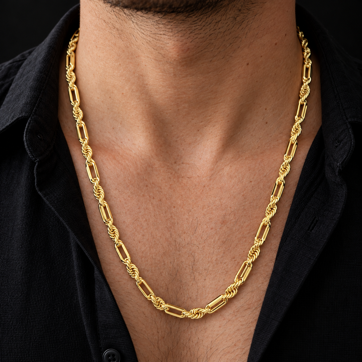 Cadena torsal fígaro de oro amarillo de 4 mm puesta en el cuello de un modelo
