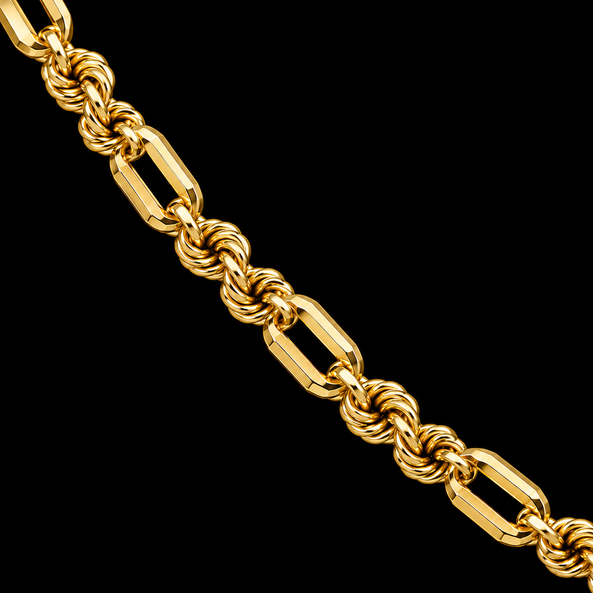 Detalle macro del tejido torsal fígaro de oro amarillo de 4 mm con eslabones alargados y tramos retorcidos