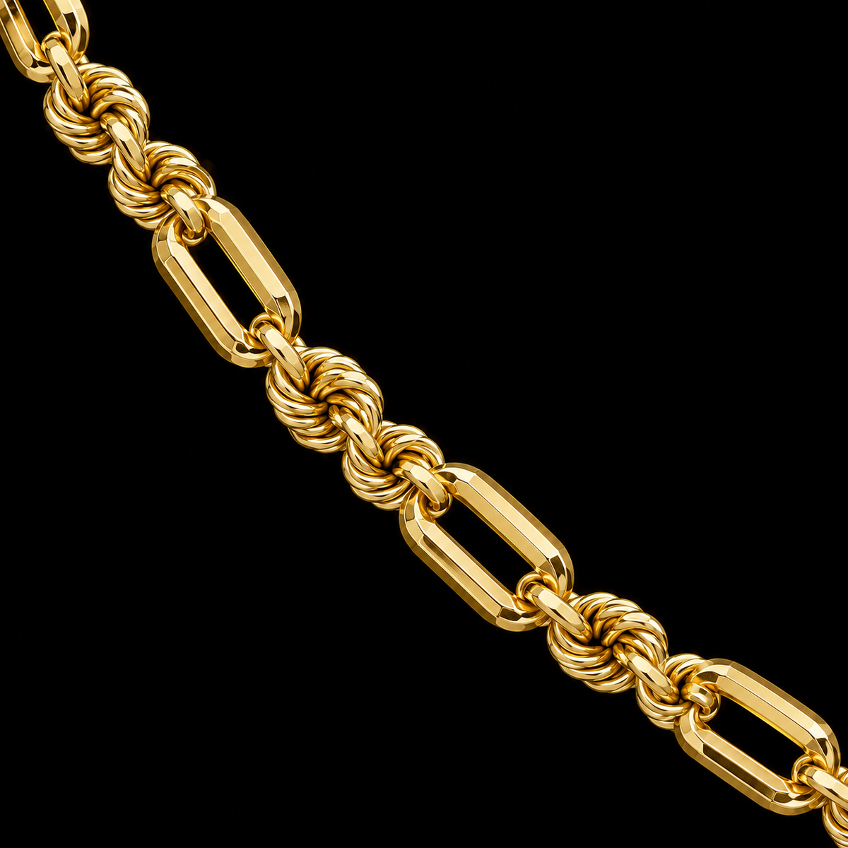 Detalle macro del tejido torsal fígaro de oro amarillo de 5 mm con eslabones alargados y tramos retorcidos