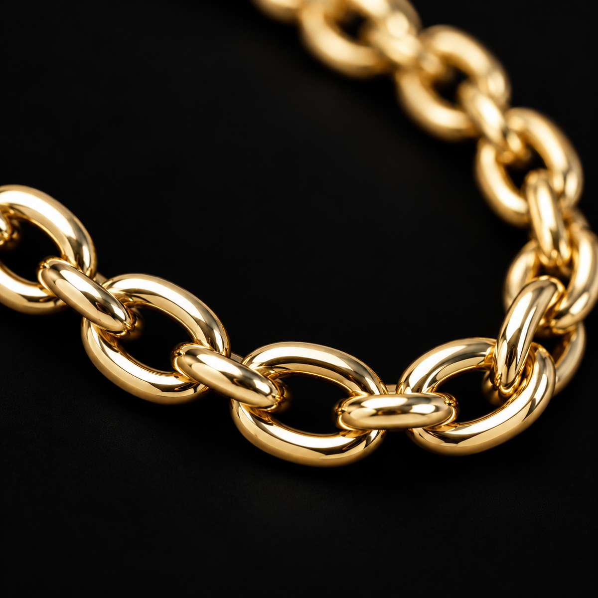 Detalle macro de los eslabones ovalados del pulso de oro tejido ancla de 5 mm