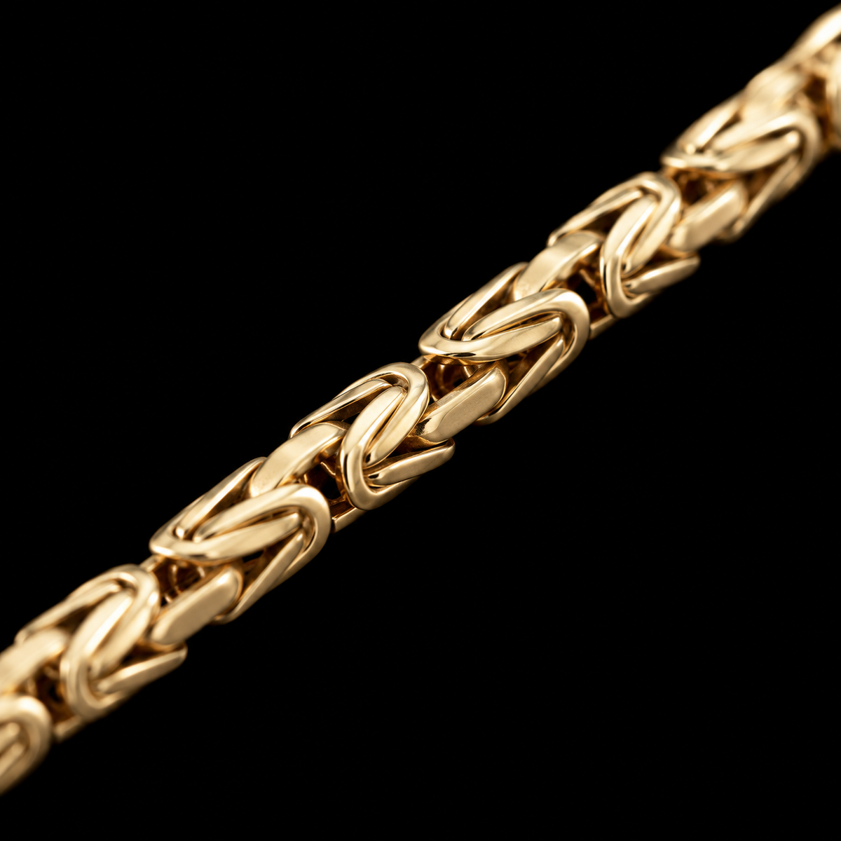 Detalle macro del tejido bizantino del pulso de oro de 2 mm, DP&C Joyas