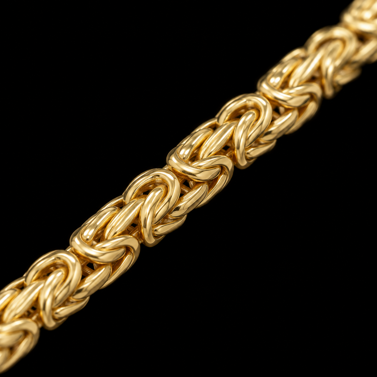 Detalle macro del tejido bizantino del pulso de oro de 3 mm, DP&C Joyas