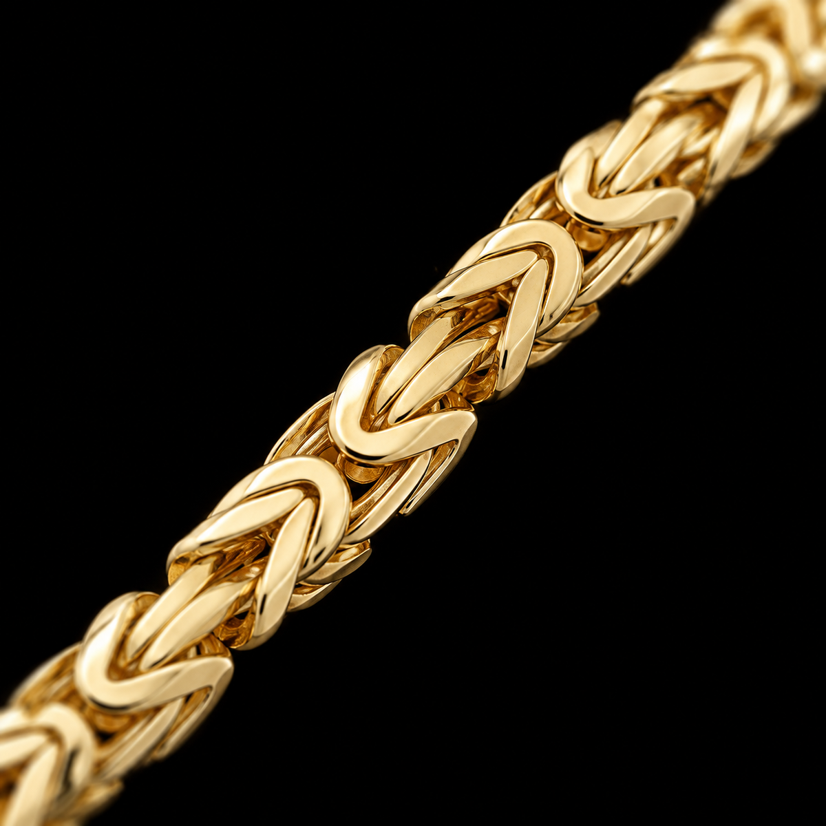 Detalle macro del tejido bizantino del pulso de oro de 4 mm, DP&C Joyas