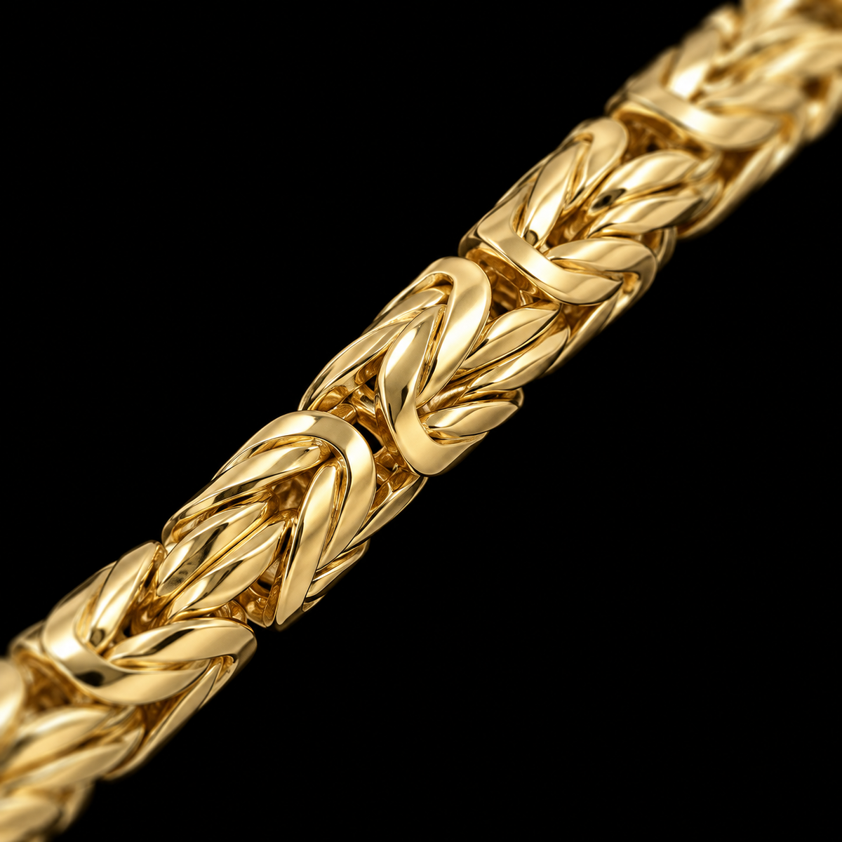 Detalle macro del tejido bizantino del pulso de oro de 5 mm, DP&C Joyas