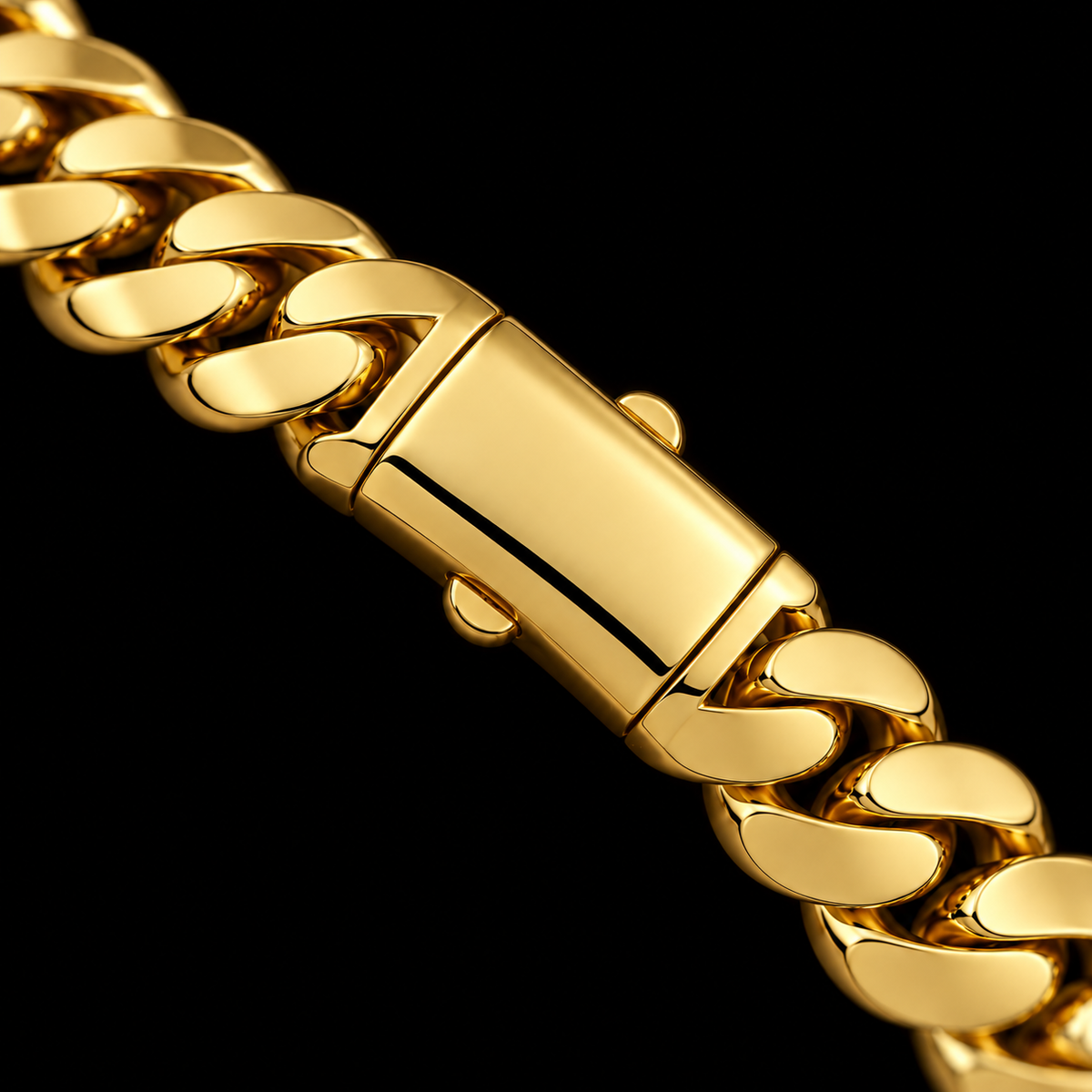 Detalle macro del tejido cubano del pulso de oro de 10 mm, DP&C Joyas