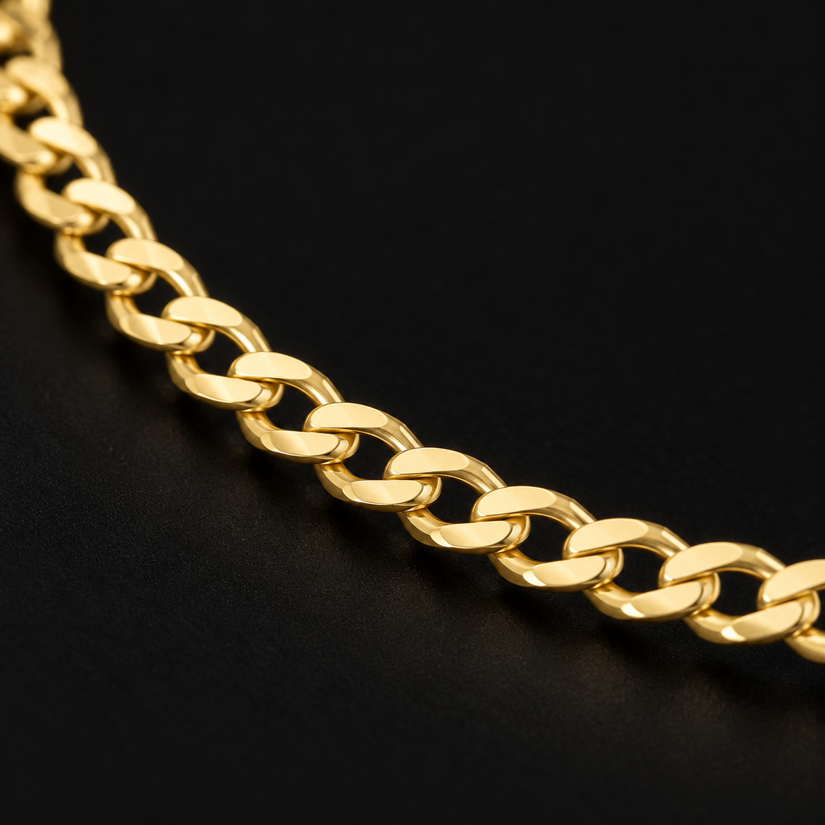 Detalle macro de los eslabones planos del pulso cubano de oro amarillo de 3 mm, DP&C Joyas