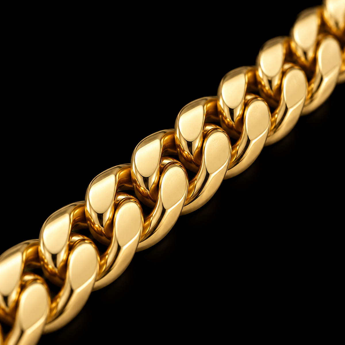 Detalle macro del tejido cubano del pulso de oro de 5 mm, DP&C Joyas
