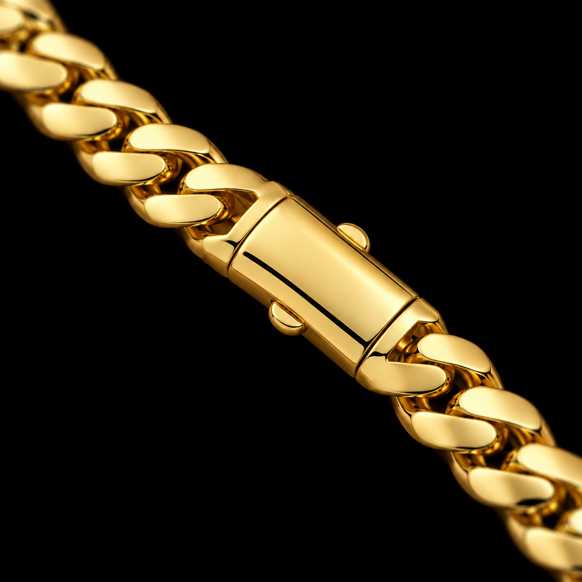 Detalle macro del tejido cubano del pulso de oro de 6 mm, DP&C Joyas