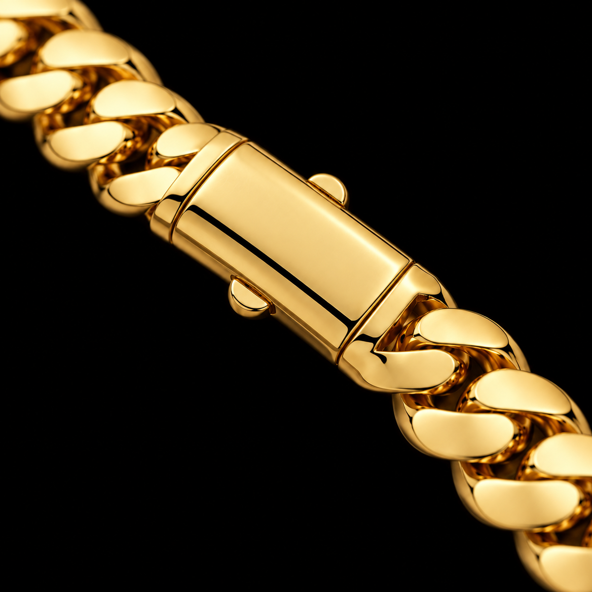 Detalle macro del tejido cubano del pulso de oro de 7 mm, DP&C Joyas