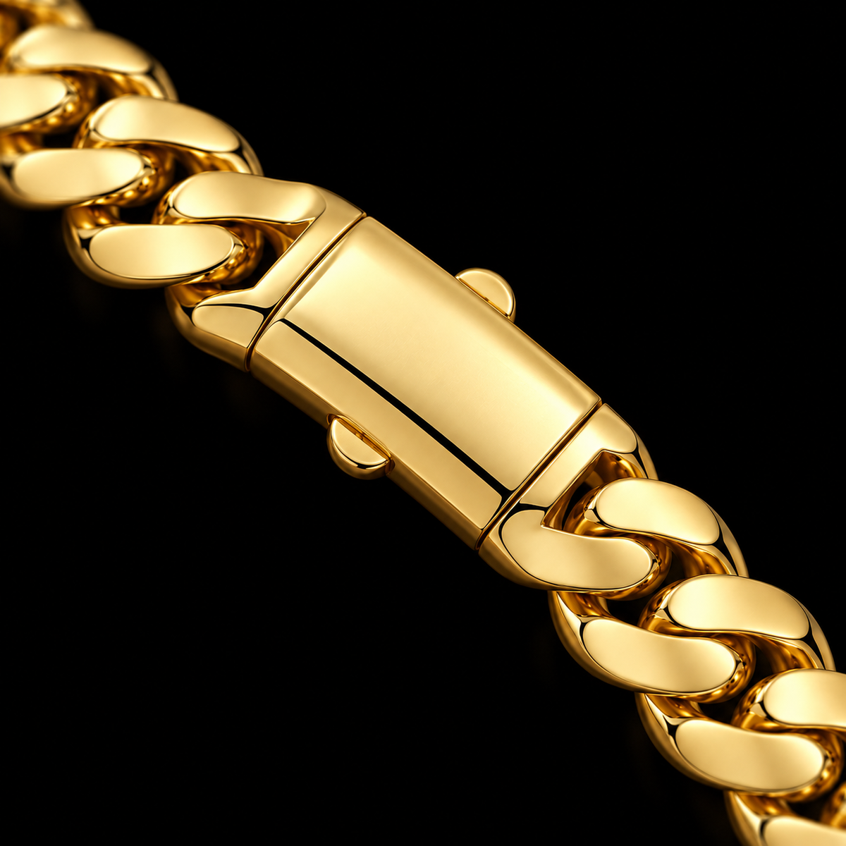 Detalle macro del tejido cubano del pulso de oro de 8 mm, DP&C Joyas