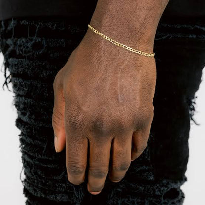 Pulso Cartier de oro delgado puesto en muñeca sobre ropa oscura
