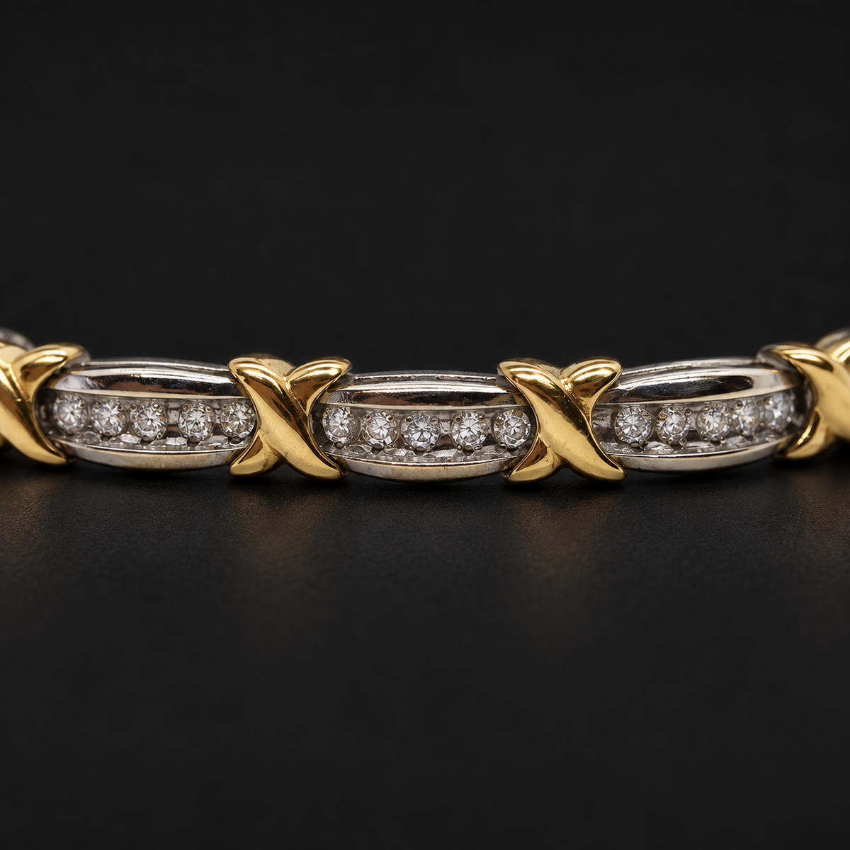 Representación ilustrativa de detalle de los módulos con diamantes y enlaces en X del pulso Tennis X sobre fondo negro