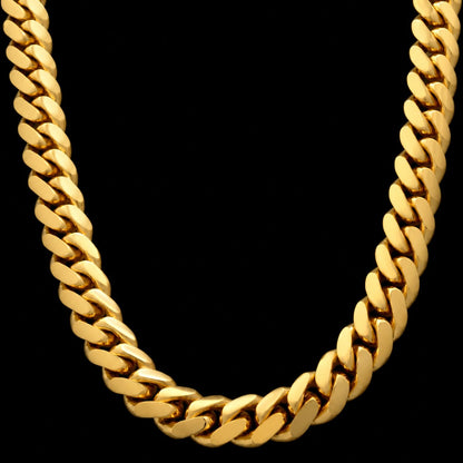 Cadena cubana de oro de 10 mm en vista completa sobre fondo negro, DP&C Joyas