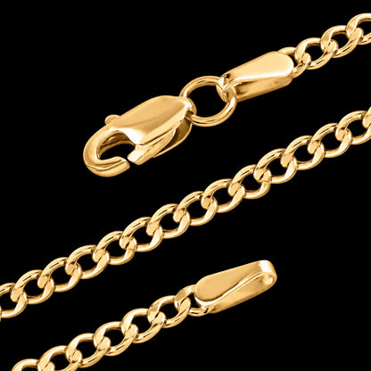 Detalle del cierre de mosquetón y terminales de la cadena cubana de oro de 2 mm sobre fondo negro, DP&C Joyas
