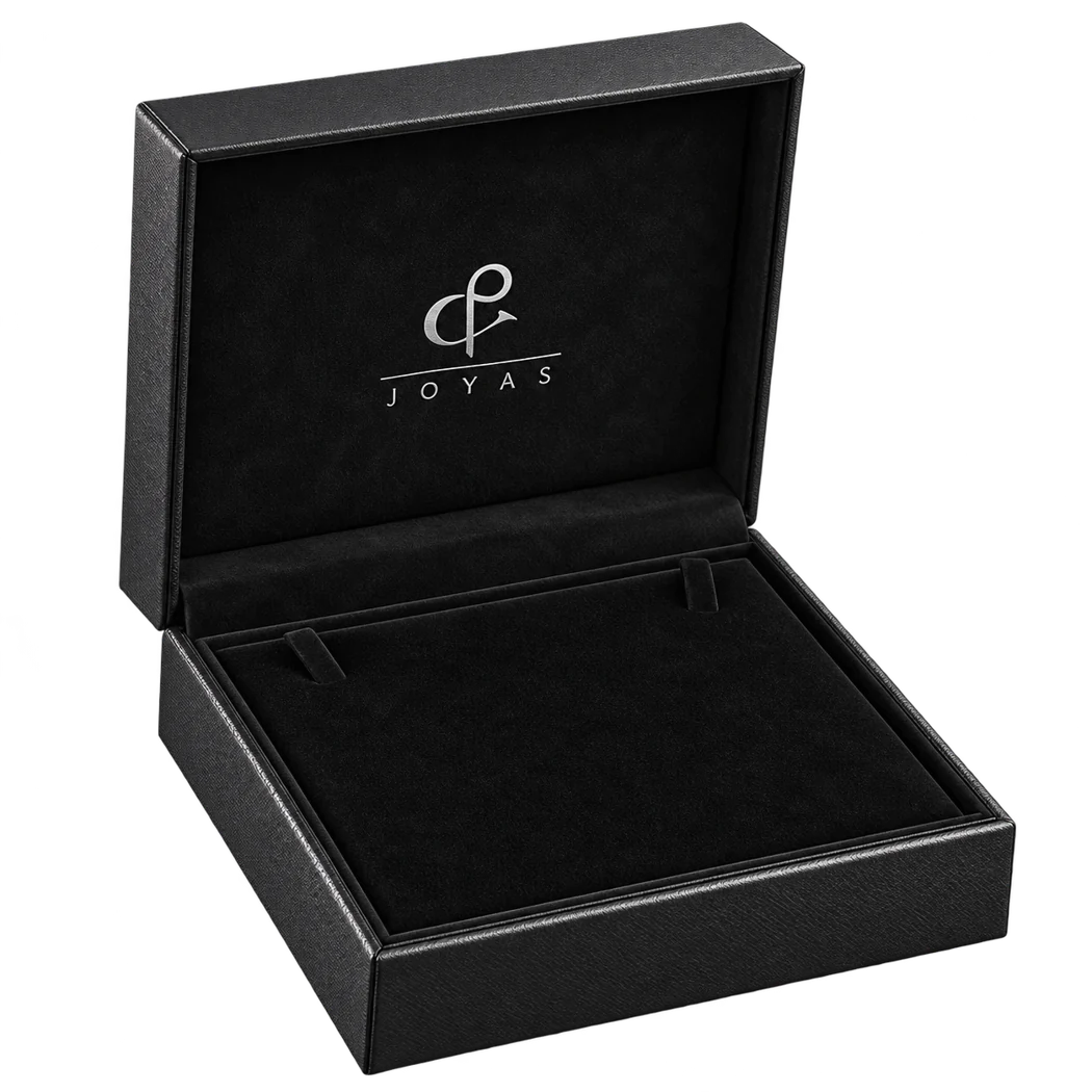 Estuche cuadrado negro para cadena con el logo de DP&C Joyas; representación ilustrativa